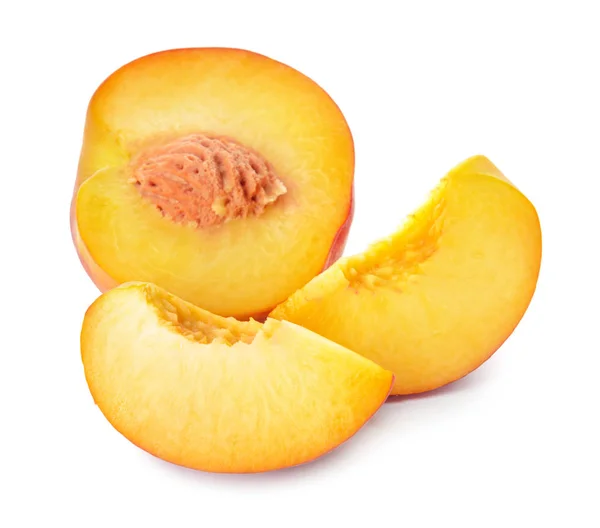 Reifer geschnittener Pfirsich auf weißem Hintergrund — Stockfoto