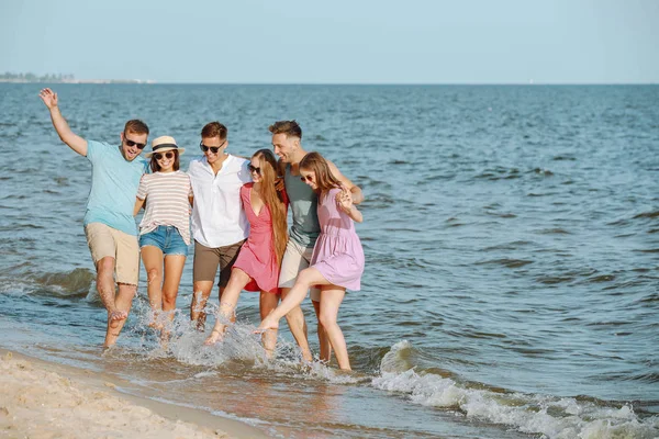 Happy friends on sea beach at resort — Stock Photo, Image