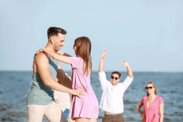 Boldog barátai a tengeri strandon a Resort — Stock Fotó