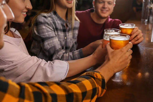 Vänner dricker färskt öl i pub — Stockfoto