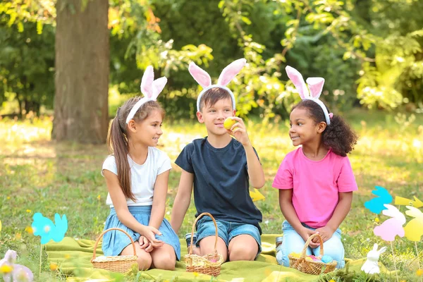 Kleine kinderen verzamelen paaseieren in het Park — Stockfoto