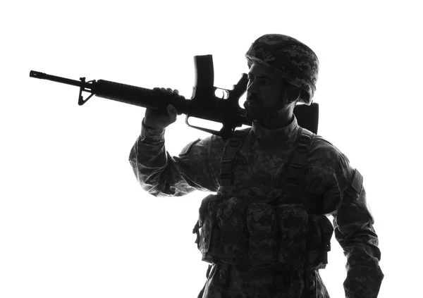 白い背景にアサルトライフルを持つ兵士のシルエット — ストック写真