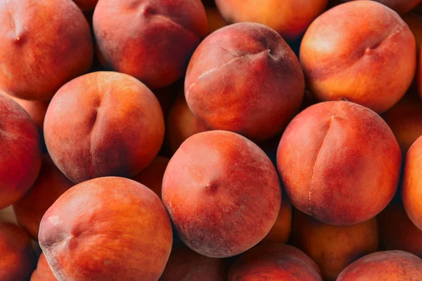 Arka plan olarak birçok olgun şeftali