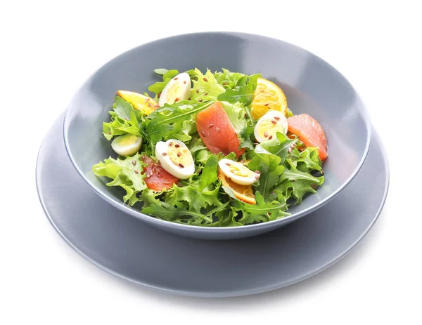 Tányér ízletes friss salátával, fürjtojással, fehér alapon — Stock Fotó