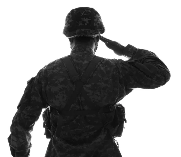 Силуэт приветствия солдата на белом фоне, вид сзади — стоковое фото
