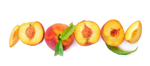 Спелые персики на белом фоне — стоковое фото