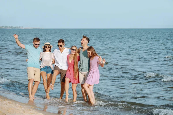 Happy friends on sea beach at resort — Stock Photo, Image