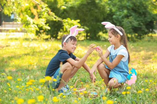 Kleine kinderen verzamelen paaseieren in het Park — Stockfoto