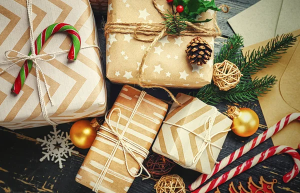 Piękne świąteczne pudełka na prezent z dekorem na drewnianym stole — Zdjęcie stockowe