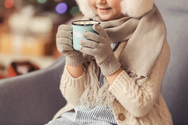 Cute Little Girl picie gorącej czekolady w domu w Wigilię, zbliżenie — Zdjęcie stockowe