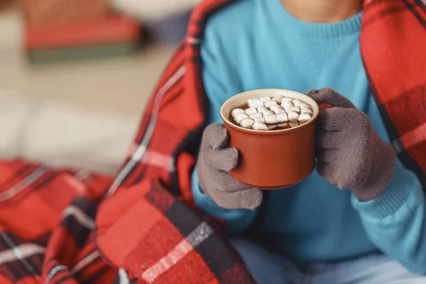 Söt liten pojke med varm choklad i kopp, närbild — Stockfoto