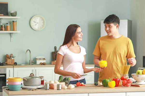 Casal feliz cozinhar juntos na cozinha — Fotografia de Stock