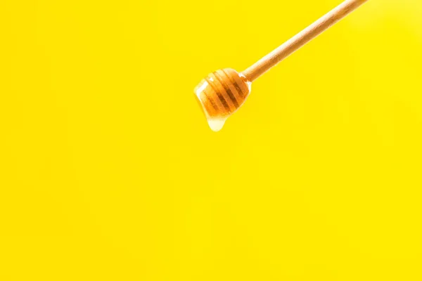 Диппер с вкусным медом на цветном фоне — стоковое фото