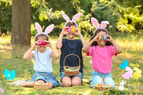 Kleine kinderen verzamelen paaseieren in het Park — Stockfoto