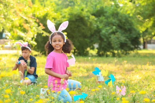 Kleine kinderen verzamelen paaseieren in het Park — Stockfoto