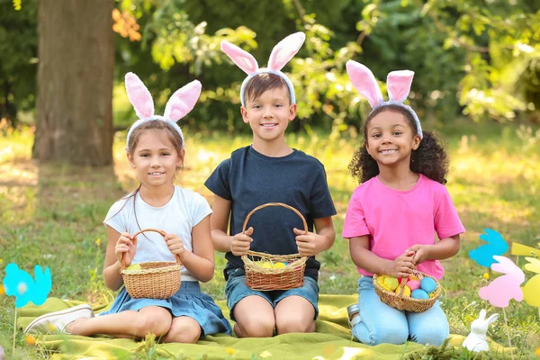 Kleine kinderen verzamelen paaseieren in het Park — Stockfoto