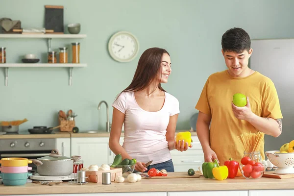 Glückliches Paar kocht gemeinsam in Küche — Stockfoto