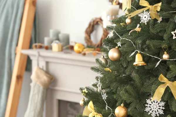 Bela árvore de Natal decorada no quarto, close-up — Fotografia de Stock