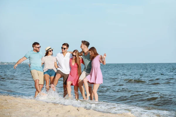 Happy friends on sea beach at resort — Stock Photo, Image