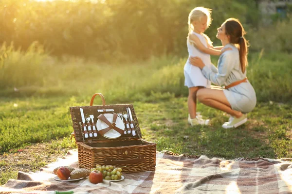 Boldog anya és lánya a piknik a szabadban — Stock Fotó