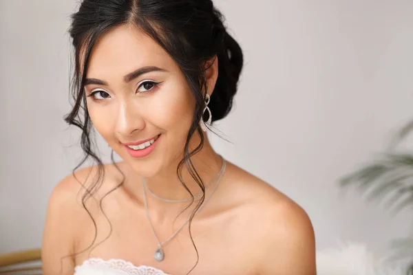 自宅で美しい若いアジアの花嫁 — ストック写真