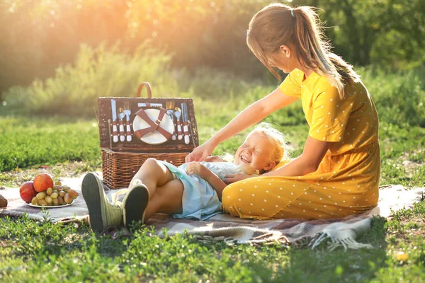 Mãe feliz e sua filhinha no piquenique no parque — Fotografia de Stock