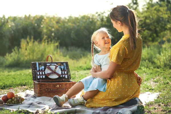 Šťastná matka a její dcera na pikniku v parku — Stock fotografie