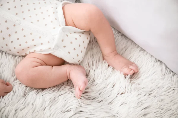 Benen van schattige kleine baby liggend op bed — Stockfoto