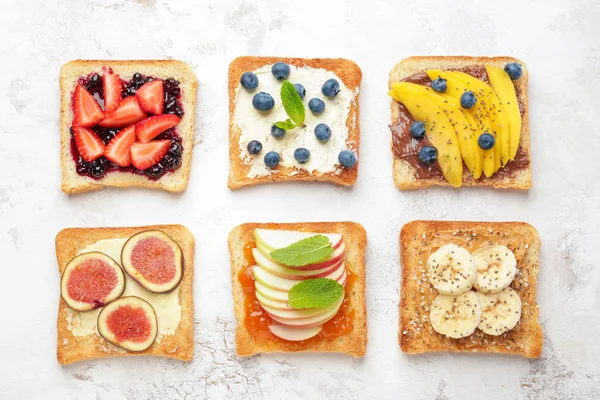 Hafif arka planda farklı lezzetli sandviçler