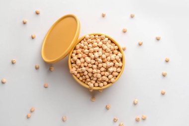 Hafif arka planda çiğ nohut ile Konteyner