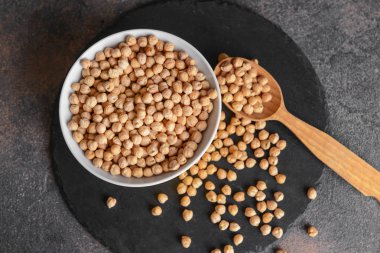 Masada çiğ nohut ve kaşık ile Kase