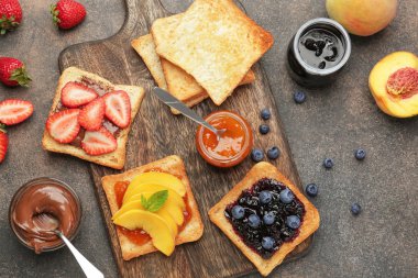 Gri arka planda farklı lezzetli sandviçler