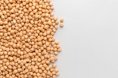 Hafif arka planda çiğ nohut