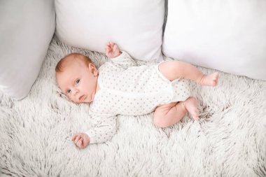 Yatakta uzanan tatlı bebek.