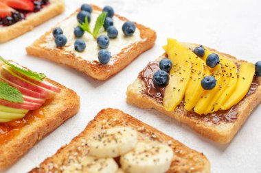 Hafif arka planda farklı lezzetli sandviçler