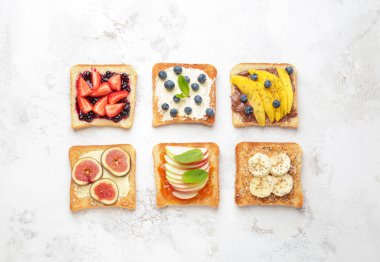 Hafif arka planda farklı lezzetli sandviçler