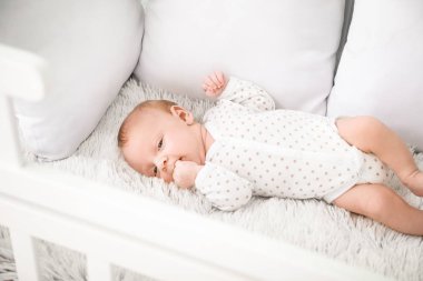 Beşikte yatan sevimli küçük bebek