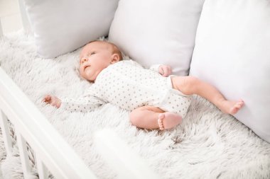 Beşikte yatan sevimli küçük bebek