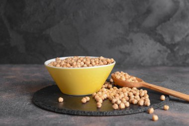 Masada çiğ nohut ve kaşık ile Kase