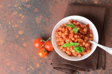 Renkli arka planda domates soslu lezzetli nohut ile Kase