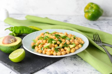 Masada lezzetli nohut salatası ile Tabak