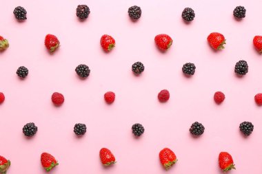 Renk arka planda birçok tatlı olgun meyveleri