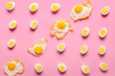 Renk arka planda birçok haşlanmış ve kızarmış yumurta