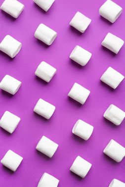 Renk arka plan üzerinde birçok lezzetli şekerleme