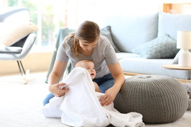 Anne evde banyo sonra onu sevimli küçük bebek silme