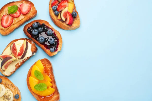 Различные вкусные сэндвичи на цветном фоне — стоковое фото