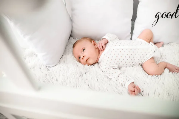 Schattige kleine baby liggend in wieg — Stockfoto