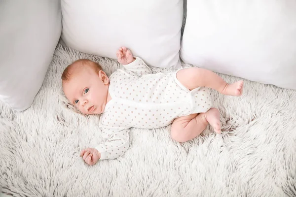 Yatakta uzanan tatlı bebek.
