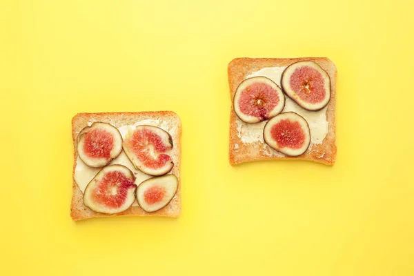 Renkli arka planda incir meyve ile lezzetli tost ekmeği — Stok fotoğraf