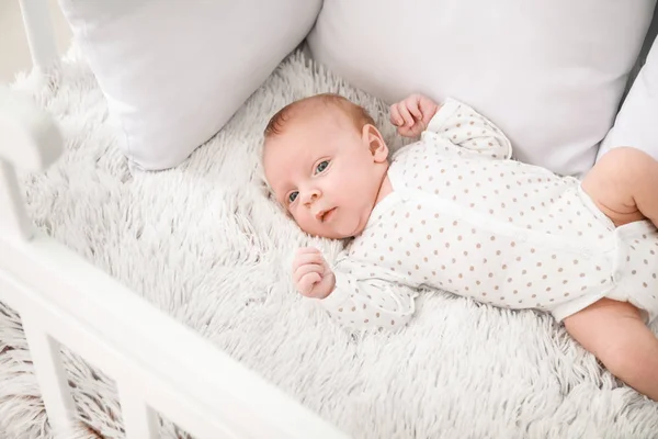 Carino piccolo bambino sdraiato nella culla — Foto Stock